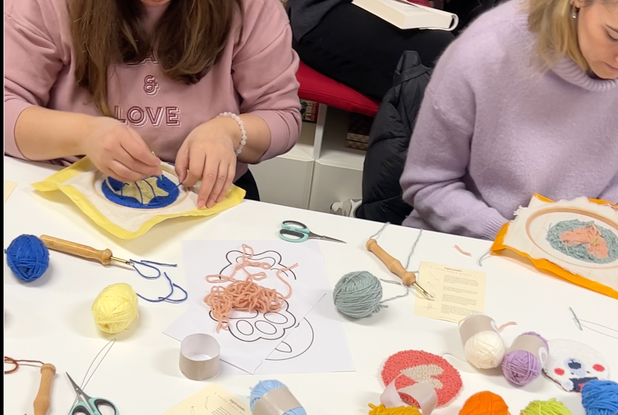 Realizza il tuo sottotazza personalizzato in Punch Needle con Martina + aperitivo