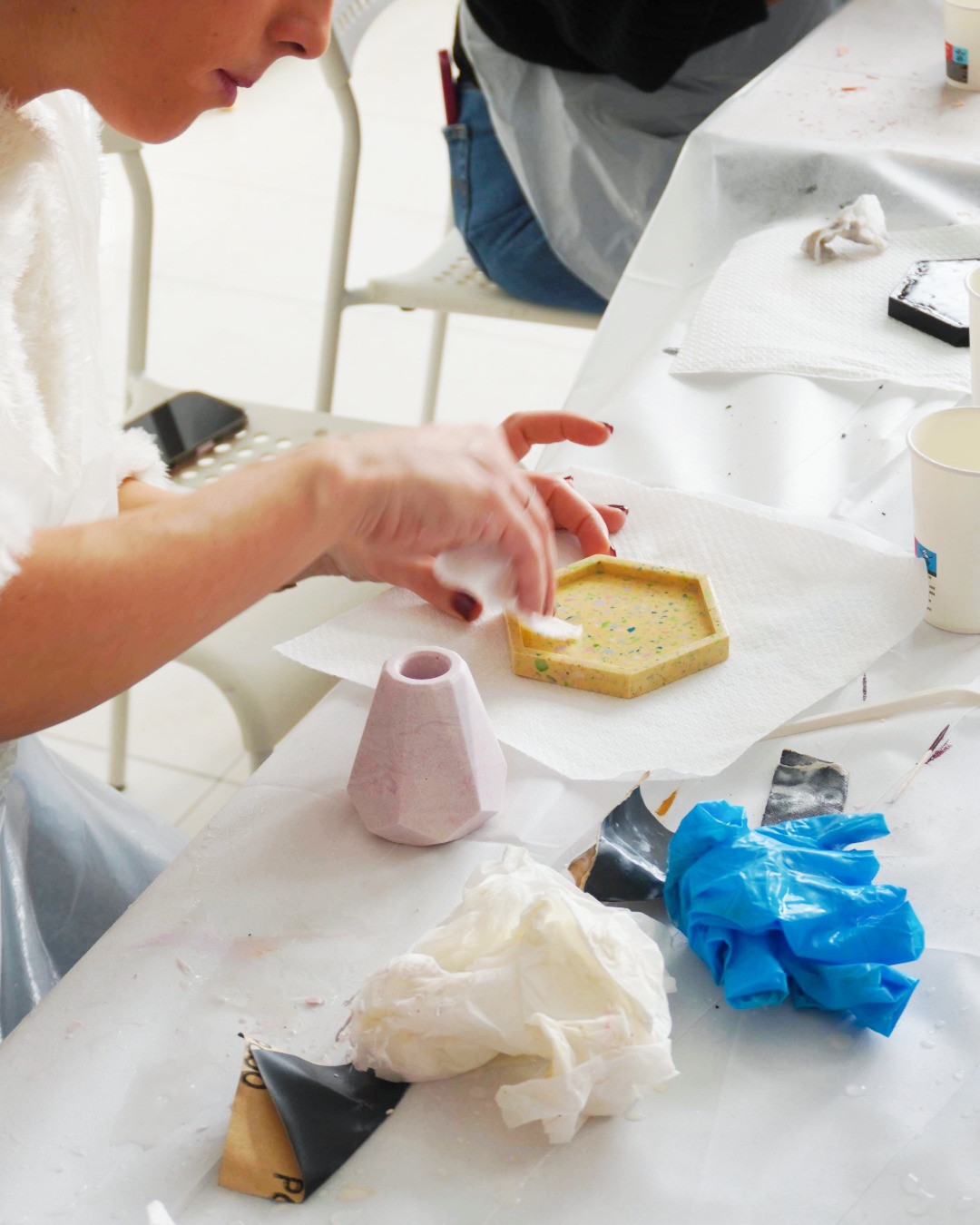 Crea un vasetto e un piattino svuotatasche in eco-resina a Milano